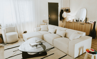 5 façons rapides de rafraîchir le look de votre sofa pour le printemps