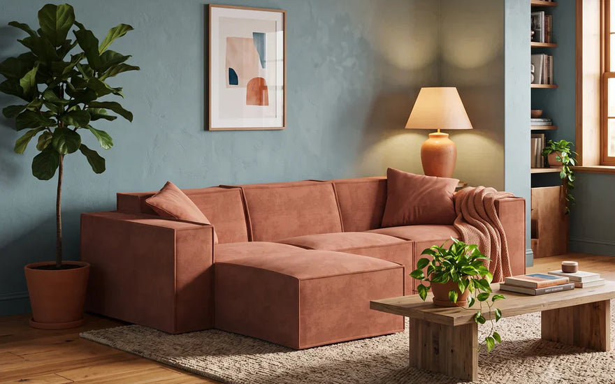 Canapé modulaire dans un salon moderne et chaleureux d'appartement